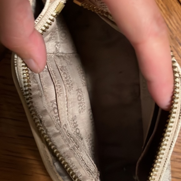 Michael Kors tote bag/purse with makeup/accessory pouch. - Picture 6 of 7